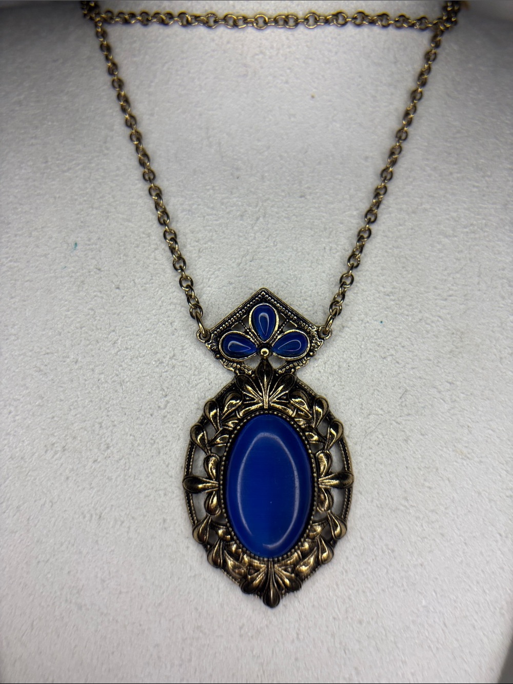 Vintage Avon Blue Pendant Necklace - Women Jewelry simulated cats eye